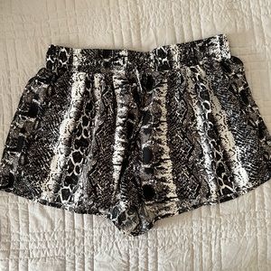 Express medium snake print flowy short